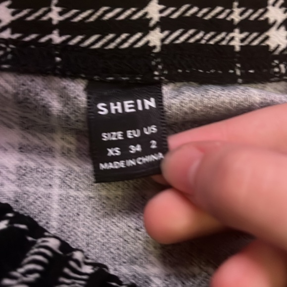 Cute skirt with a plaid look - Picture 2 of 3